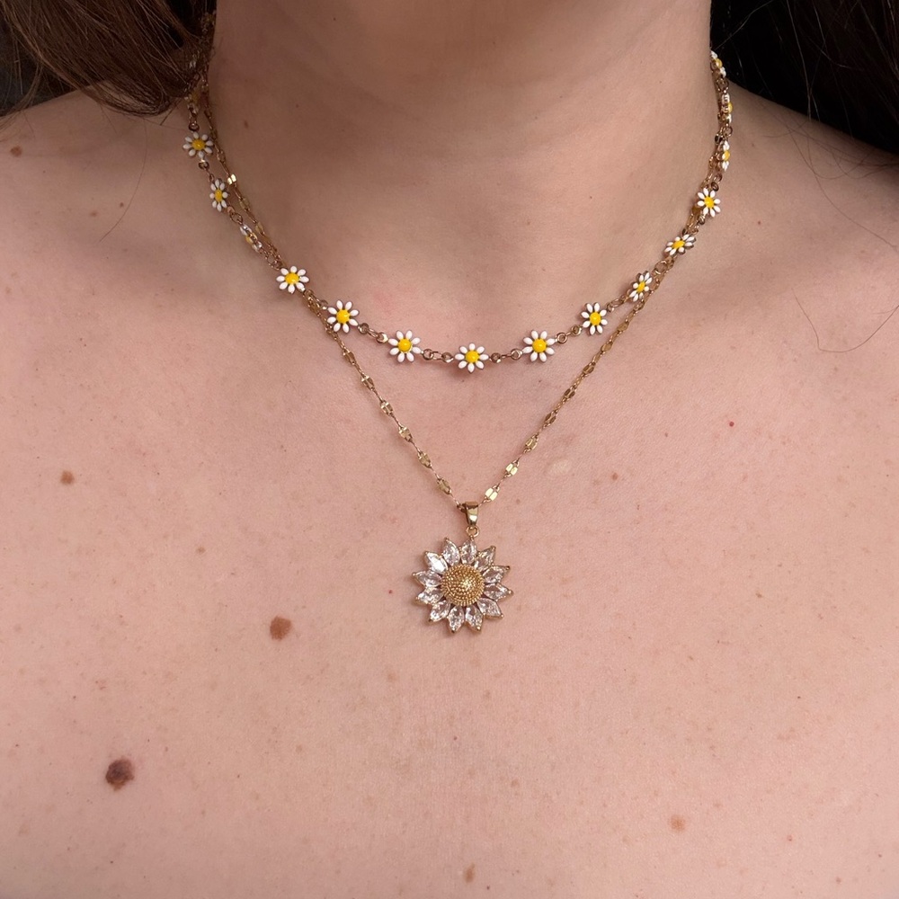 Elegant Gold Daisy Necklace Set